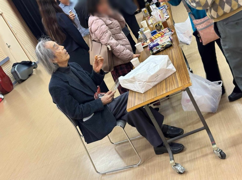 終演後のお楽しみパーティーにて、ドーナツを召し上がる水野先生