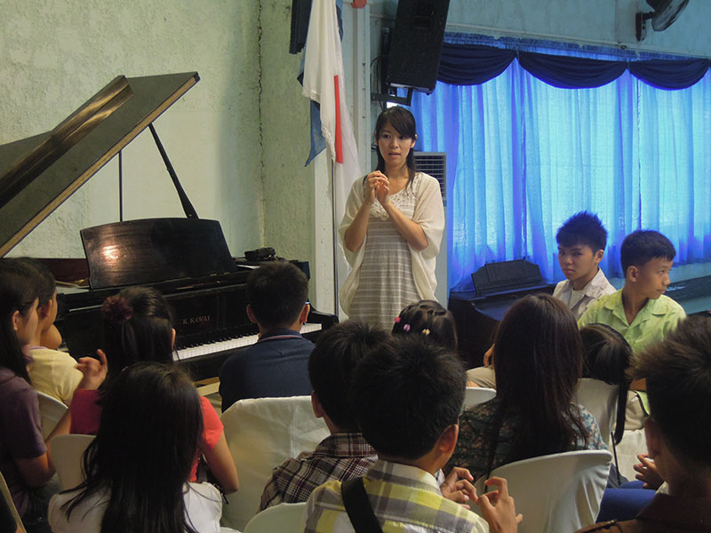 フィリピンにて現地の子供達へピアノワークショップを行っているところ（アナウンススクールに通った翌年）