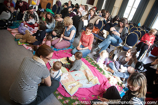 教会のホールにて。マットや椅子の好きな場所で聴ける