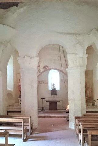 教会内部。八角柱には彫刻が施され、フレスコ画の名残りが趣を添える