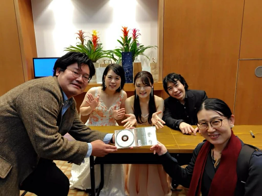 025年10月28日 CD《Metaphrase》発売記念コンサート。後列左からサクソフォンの三浦夢子さん、田中愛希さんと黒岩さん、前列左から高久弦太さん、杉浦菜々子